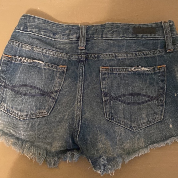A&F distressed jean shorts - Picture 2 of 4